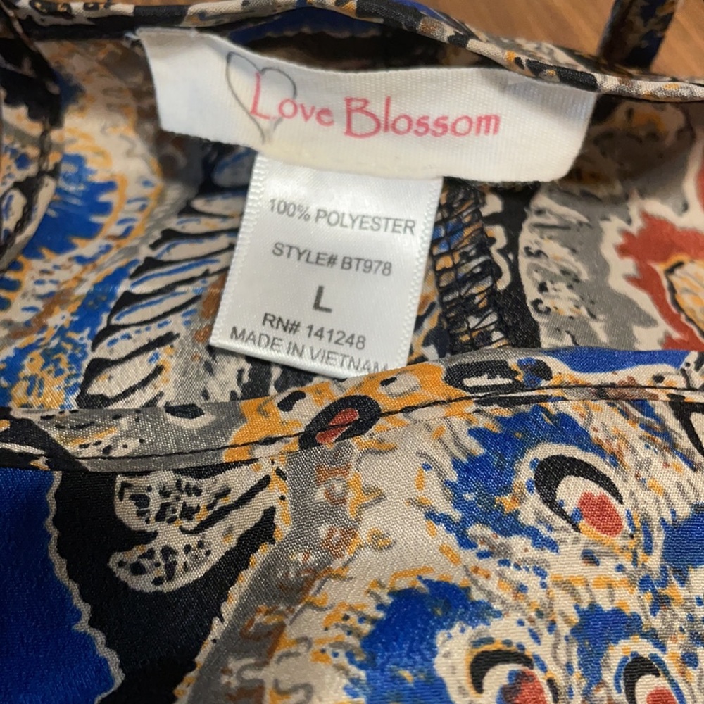 Beautiful patterned polyester top - Picture 3 of 3